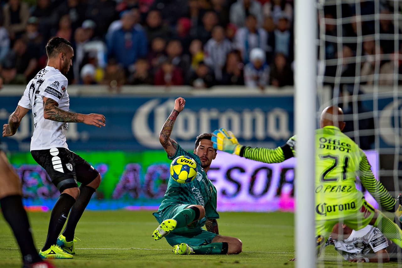 Oscar ‘Conejo’ Pérez, para obtener los tres puntos de los Tuzos, debió hacer al menos un par de lances importantes.