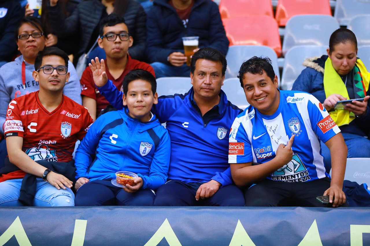 Los fanáticos del Pachuca dentro del Estadio Azteca antes del juego contra América.