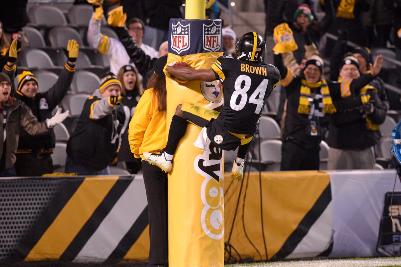 Antonio Brown no se quedó atrás con los festejos ligados al poste, el ofensivo de los Steelers se escapó más de 50 yardas para acabar estrellándose contra el poste como festejo de su anotación.
