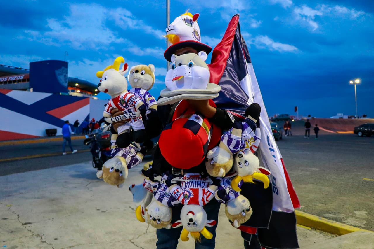 Algunos recuerdos de Chivas en las afueras del Estadio Hidalgo.