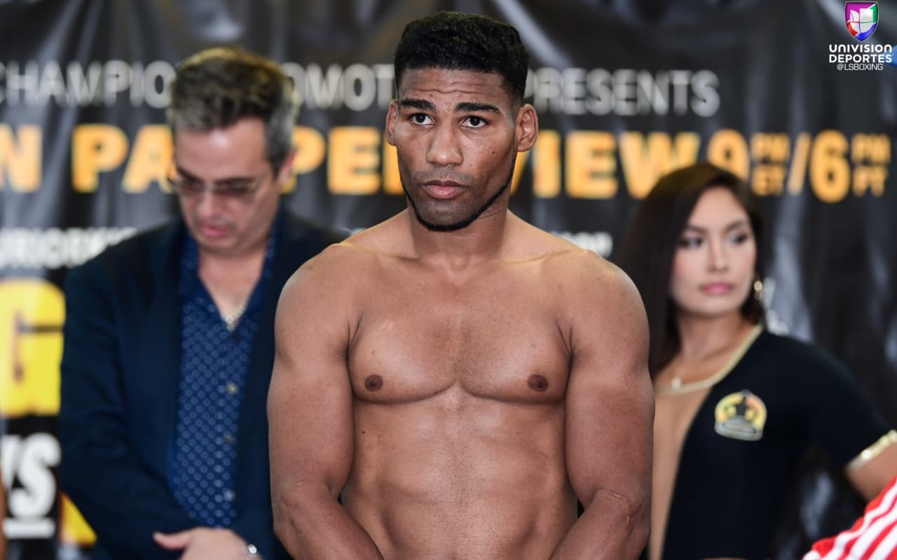 Yuriorkis 'El Ciclón de Guantánamo' Gamboa se pasó el límite de las 135 libras por cuatro onzas de cara a su pelea ante el mexicano Miguel 'Barreterito' Beltrán.