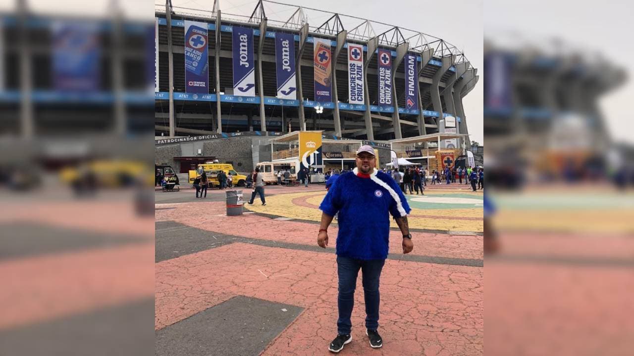 Christopher trata de seguir al equipo de sus amores a todos lados, pues él radica en Guadalajara, pero se da sus escapadas al Azteca para ver al Cruz Azul.