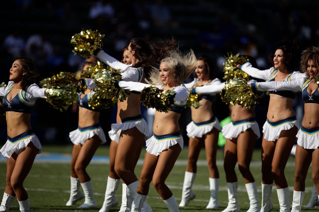 Las sensuales animadoras de la NFL le dieron alegría, belleza y energía al espectáculo del fútbol americano estadounidense en su Semana 13 de competencia, en un condimento único para el público.