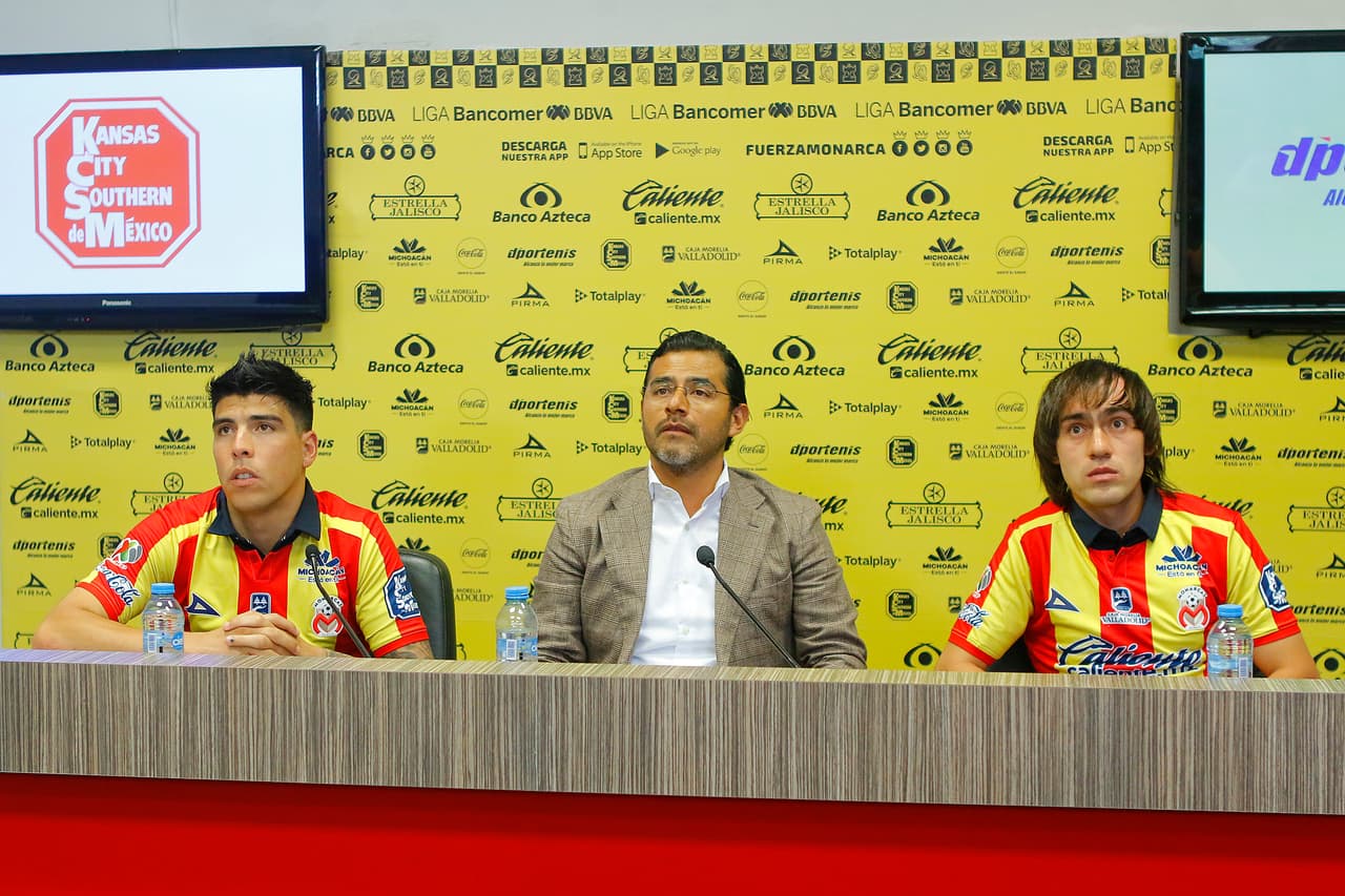 Luis Ángel Mendoza (izq.) y Jose Martínez (der.) se vistieron con los colores de Monarcas Morelia al ser presentados como nuevos refuerzos del equipo con miras al Apertura 2019 de la Liga MX.