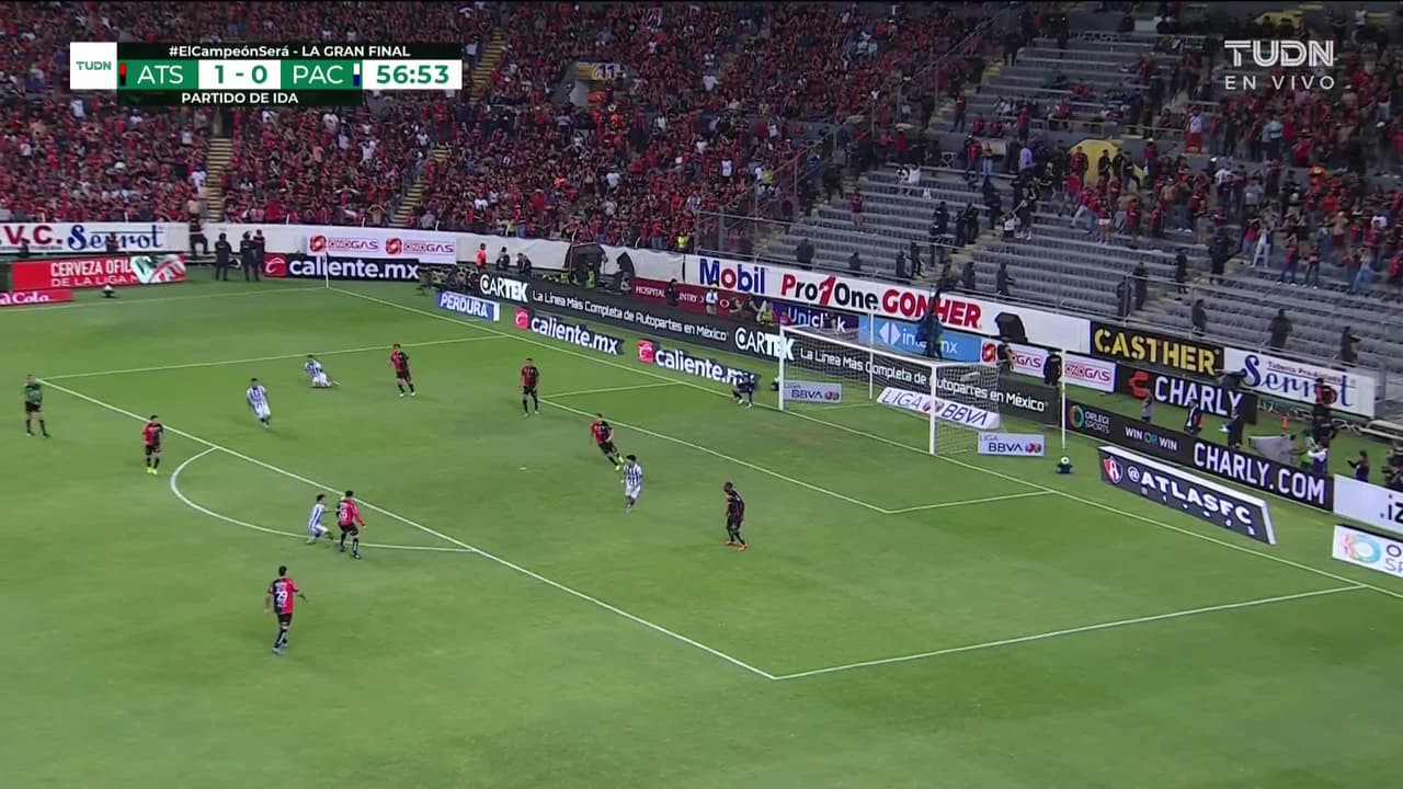 ¡CERCA! Nicolás Ibáñez disparó que se estrella en el poste.