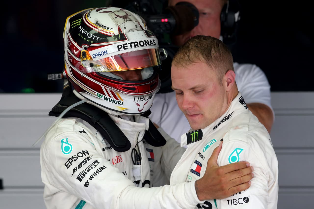 Hamilton: "Bottas merecía la victoria, pero intentamos ganar como equipo"