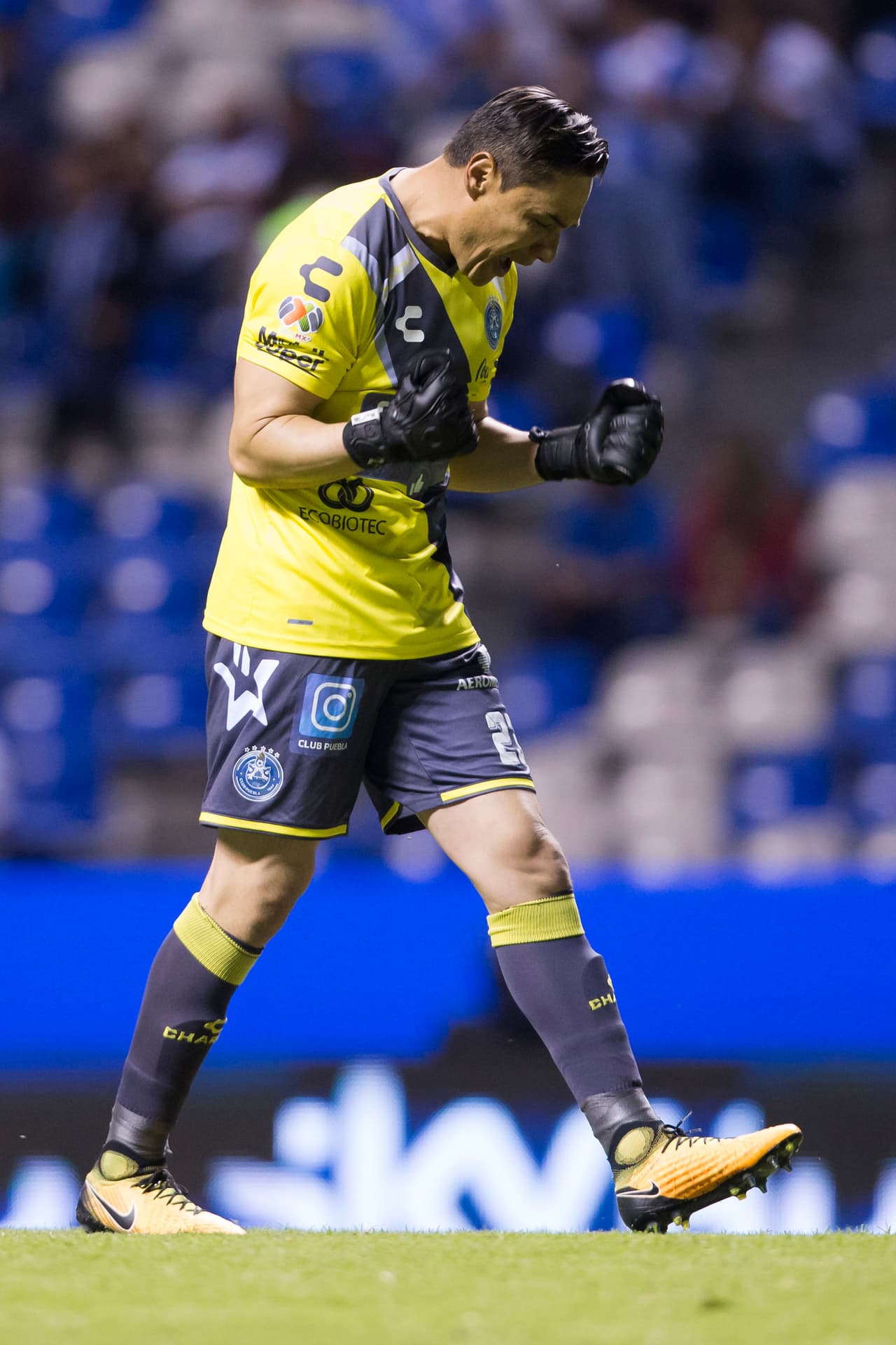 El primer gol del encuentro fue obra de Jesús Alberto Escoboza quien remató un centro perfecto de Luis Gerardo Venegas. Moisés muñoz celebró en grande la anotación de los suyos.