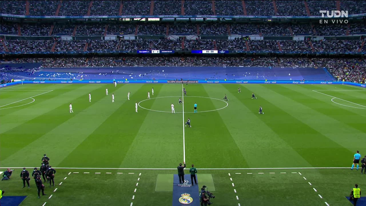 Arranca el partido y la pelota está en juego.