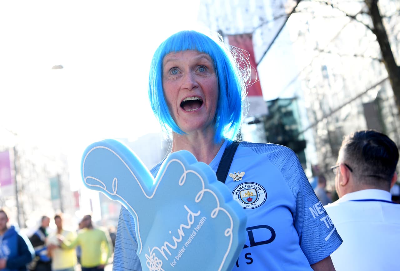 Los fanáticos de Manchester City y Chelsea le dan un colorido especial a la fiesta en Wembley por la Final de la Carabao Cup, tradicionalmente conocida como la Copa de la Liga de Inglaterra.