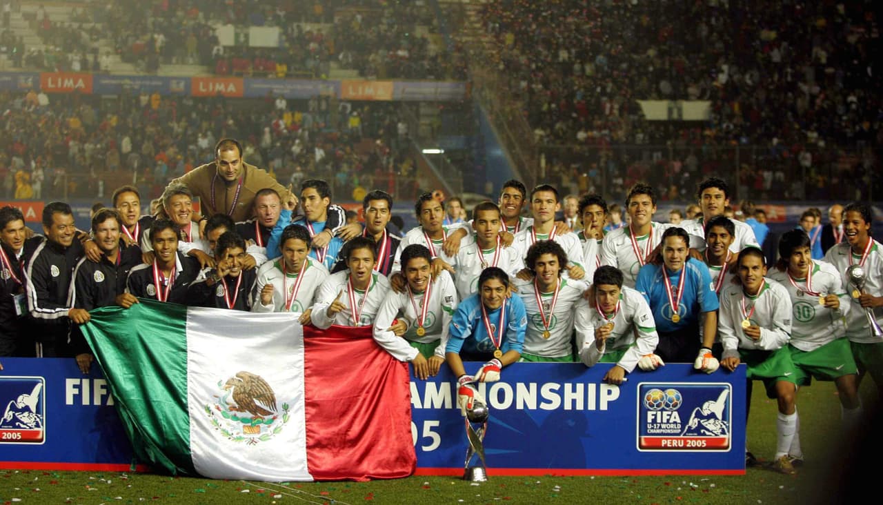 México se coronó campeón del Mundial Sub 17 de fútbol en Perú, con una generación de jugadores como Giovani Dos Santos y Carlos Vela que aún disfruta el país.