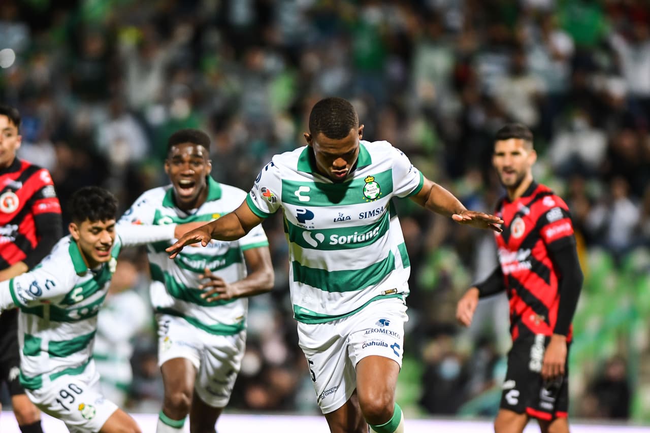 Santos Laguna sumó su tercer triunfo en los últimos cuatro partidos y se metió de lleno en la pelea por el Repechaje gracias los goles de Gorriarán, Suárez y el doblete de Preciado ante unos débiles Xolos de Tijuana.