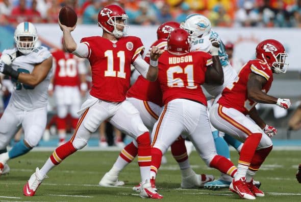 Alex Smith se sobrepuso a cinco capturas y lanzó tres pases de anotación para que los Kansas City Chiefs consiguieran su primer triunfo de la campaña al doblegar 34-15 a los Miami Dolphins.