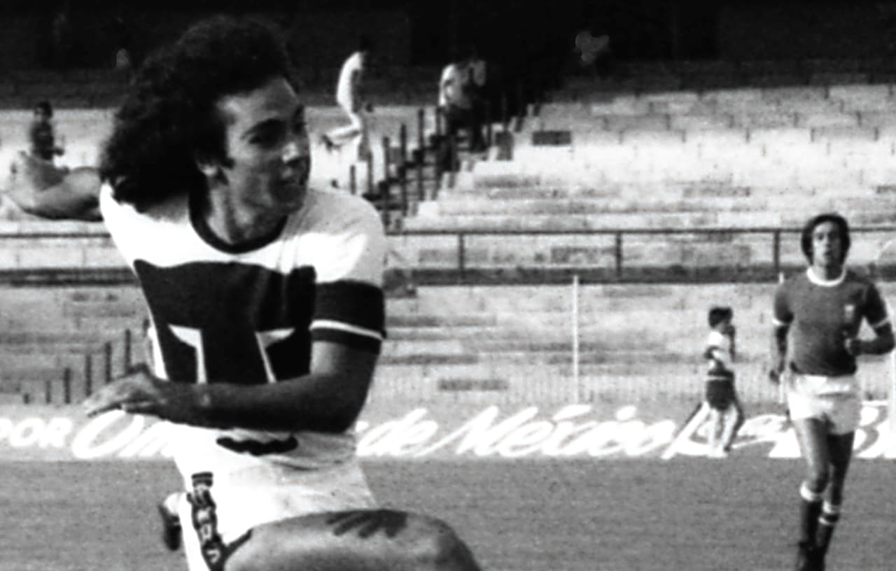 Hugo Sánchez surgió de la cantera de Pumas y debutó en 1976. Durante cinco temporadas anotó 104 goles en 200 partidos y fue campeón de la Liga de México en dos ocasiones.