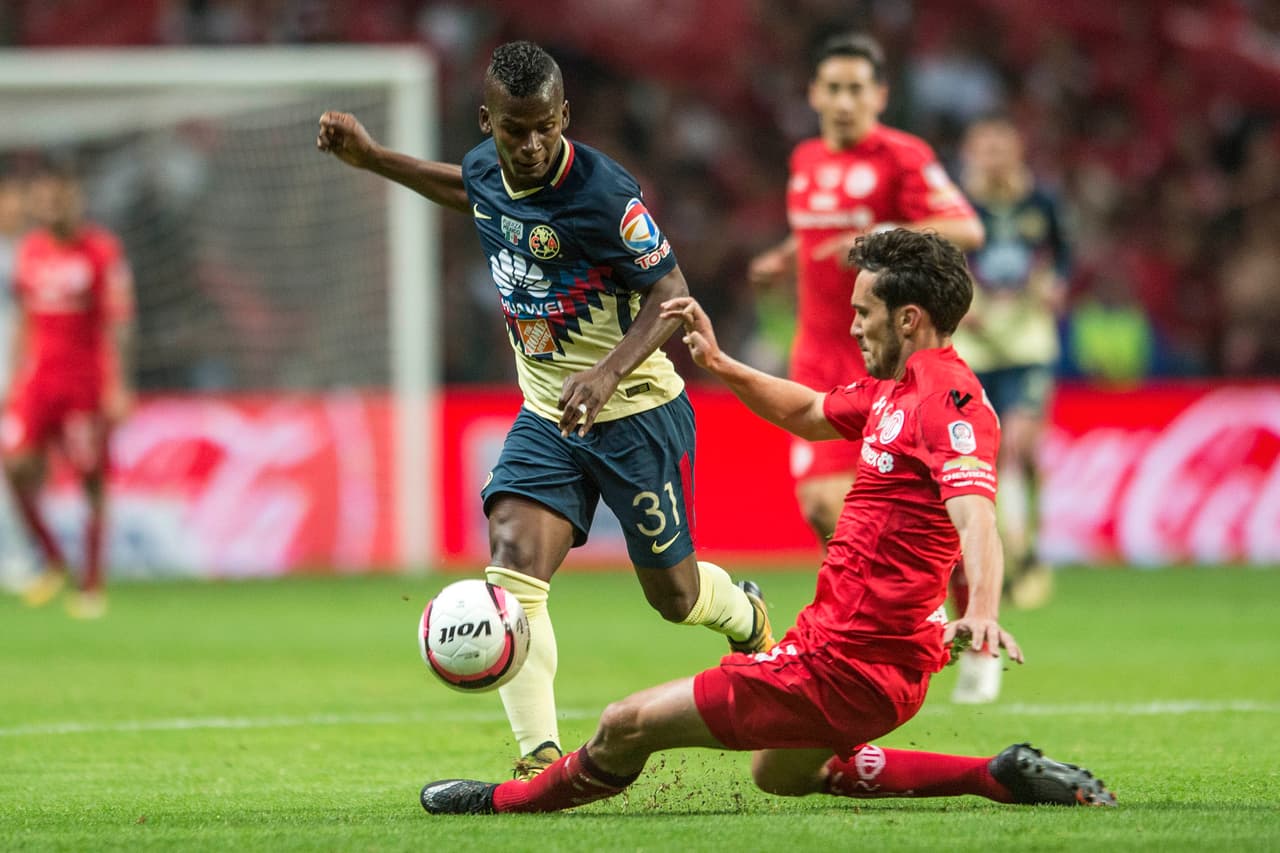 La fuerza excesiva no desapareció. Fueron incontables las patadas y los jalones que se vivieron durante el encuentro.