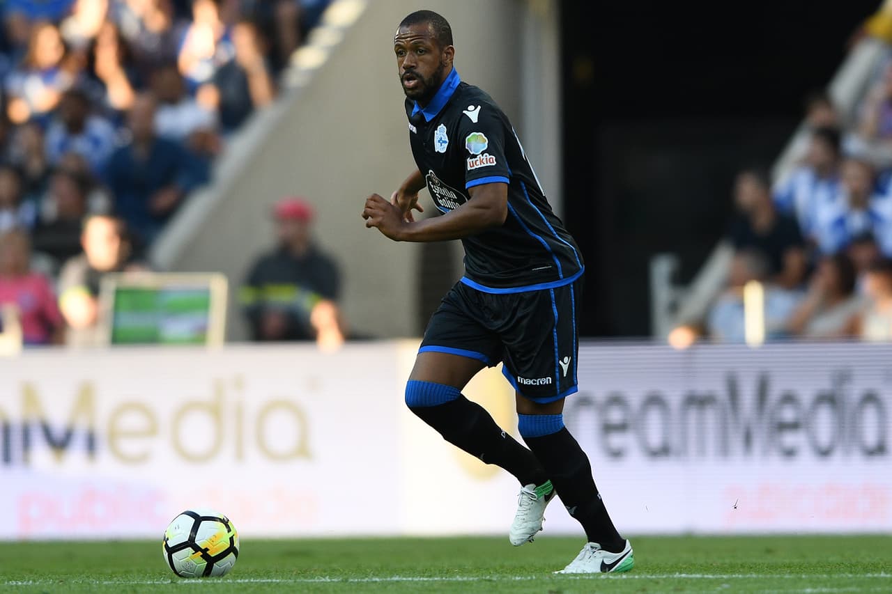 Con el descenso del Deportivo La Coruña, el brasileño Sidnei ya está buscando un nuevo equipo para quedarse en La Liga. Betis y Villarreal podrían ser sus destinos.