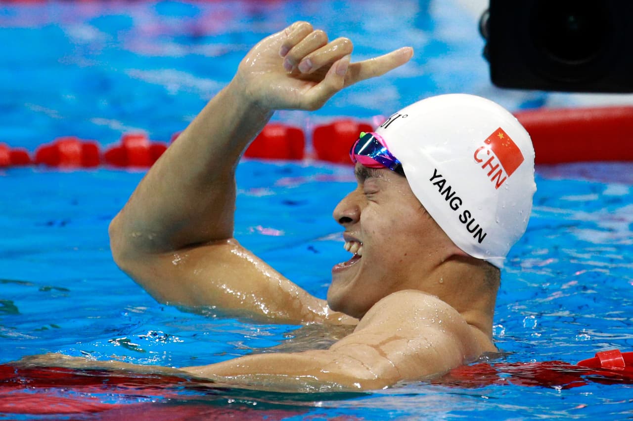 EL nadador chino, Yang Sun celebra su medalla de oro en los 200 metros estilo libre.