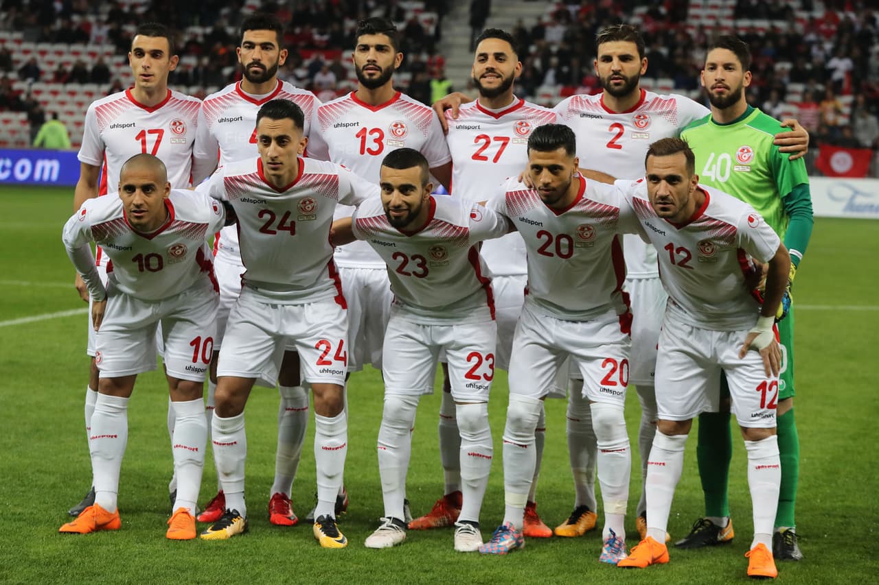 <b>Túnez - يا روسيا جاوك النسور. يد وحدة ملاعبية و جمهور </b>(Rusia, aquí llegan las águilas, mano a mano jugadores y aficionados)