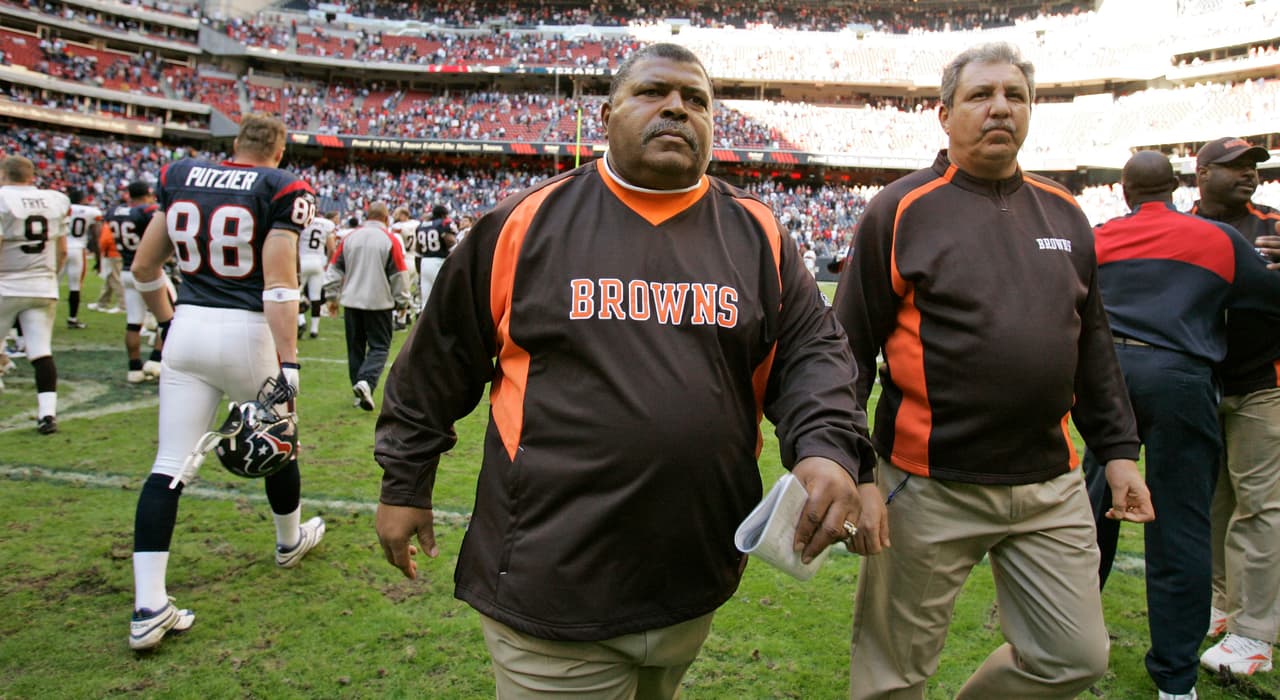 Romeo Crennel (2005-2008) (24 victorias, 40 derrotas).