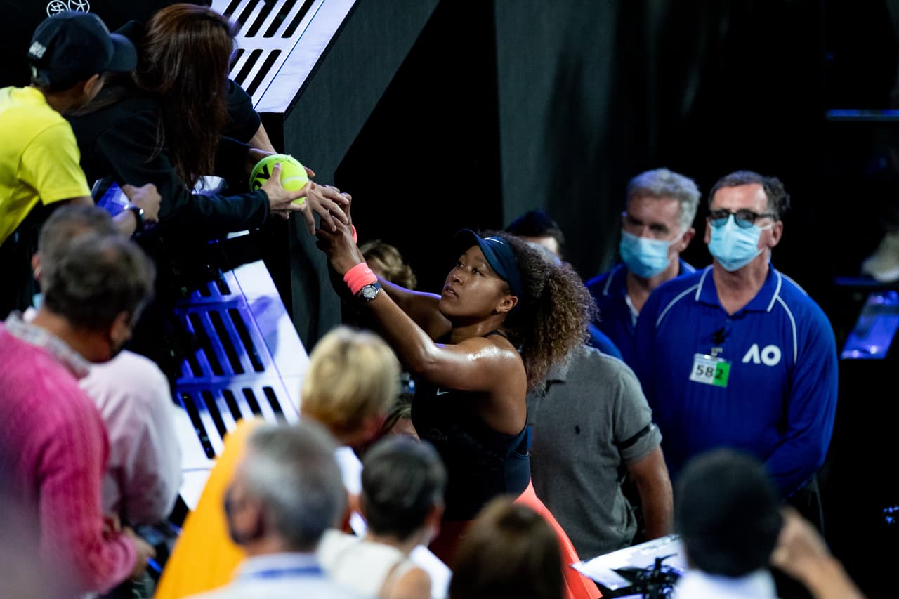 Naomi Osaka festeja el triunfo con su madre.