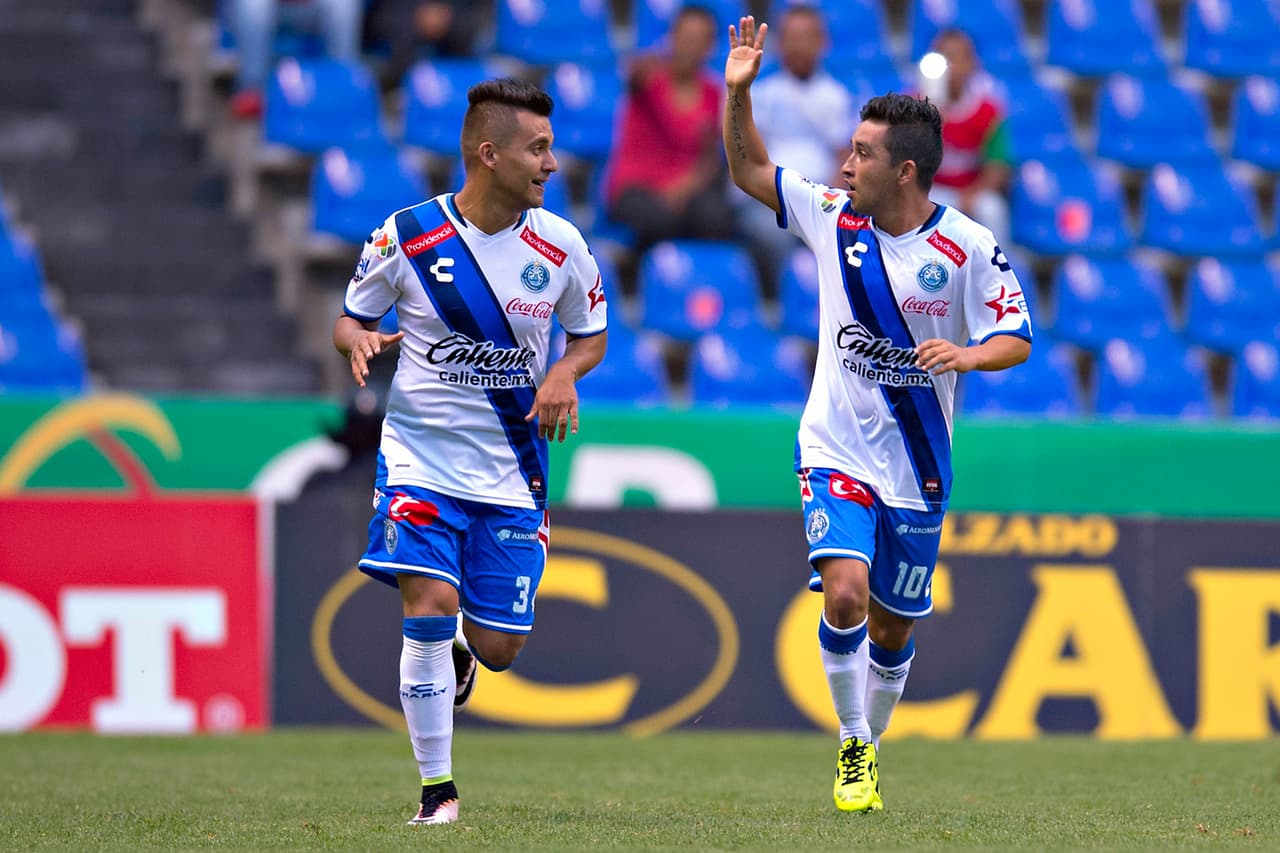 Bermúdez (der.) marcó el gol de la diferencia en el Cuauhtémoc.