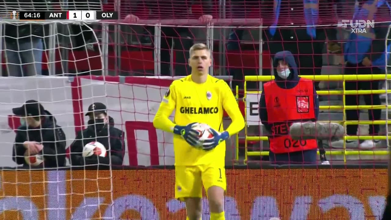 ¡TIRO ATAJADO! disparo por Marios Vrousai.