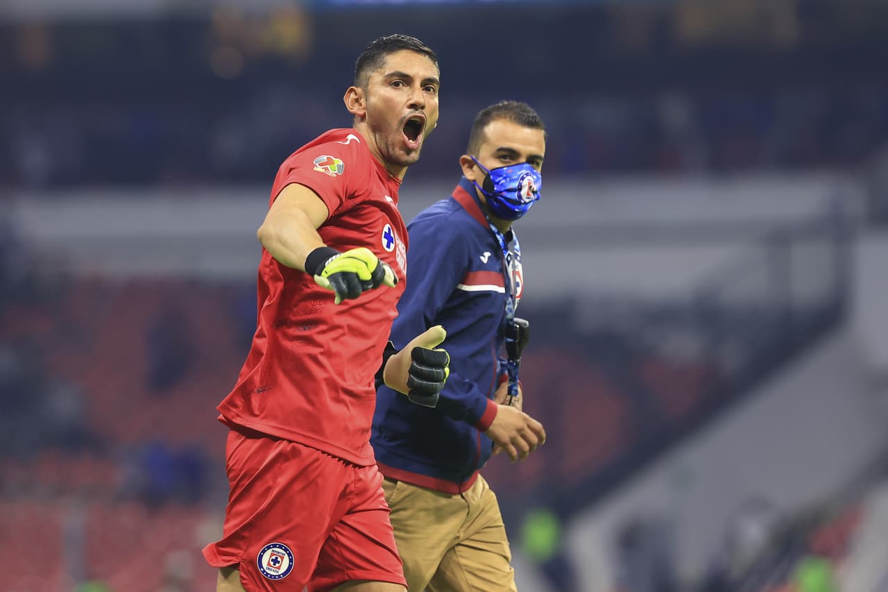 Corona se ve levantando el título en el Azteca: “Es ahora o nunca”