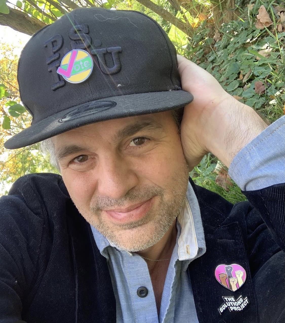 Eventualmente, Bella se llega a comprometer con un médico de Glasgow a quién termina drogando para escapar junto a un abogado que la lleva a conocer Europa. 
<br>