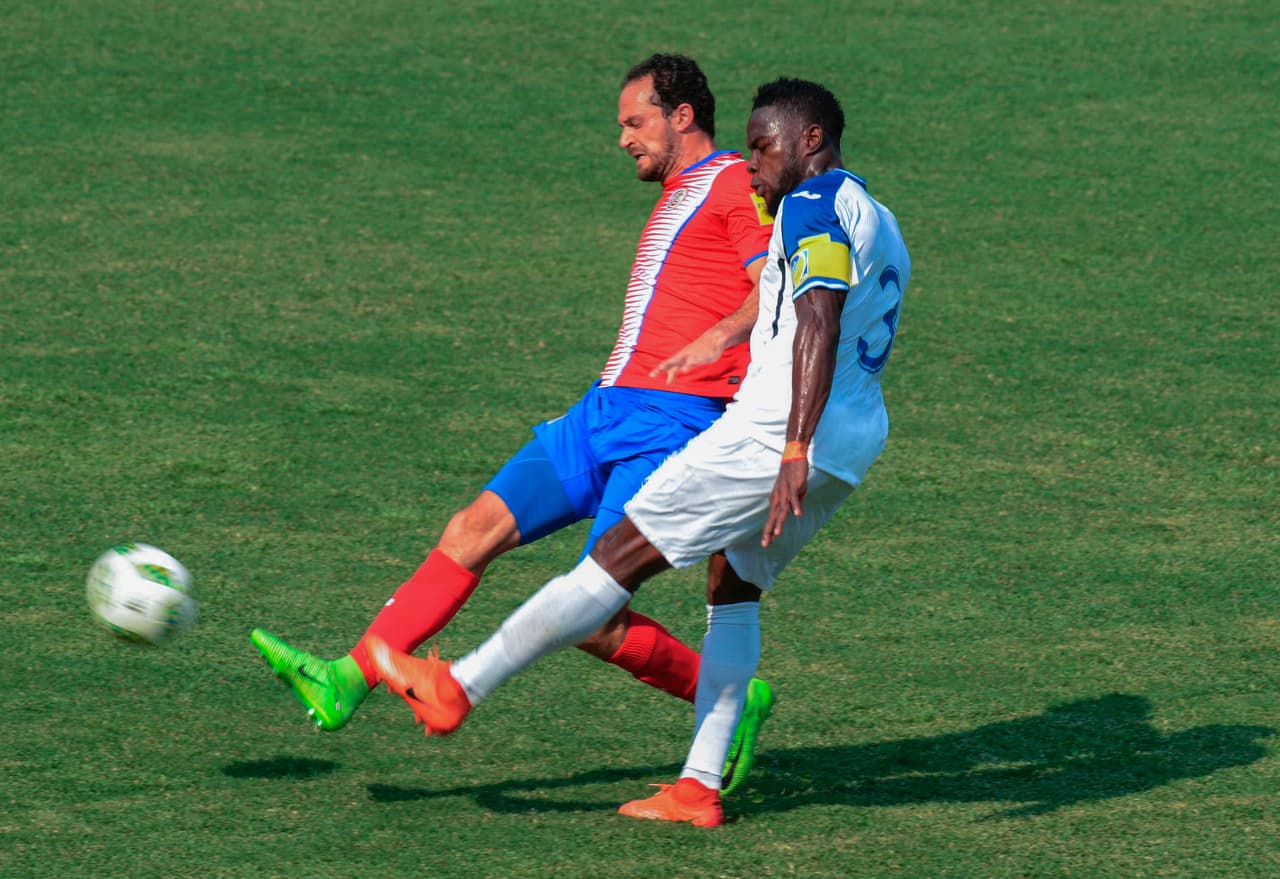 Honduras' defender Maynor Figueroa (R) and Costa Rica's forward Marco Urena vie for the ball during their 2018 FIFA World Cup qualifier football match in San Pedro Sula, Honduras on March 28, 2017. / AFP PHOTO / ORLANDO SIERRA (Photo credit should read ORLANDO SIERRA/AFP/Getty Images)