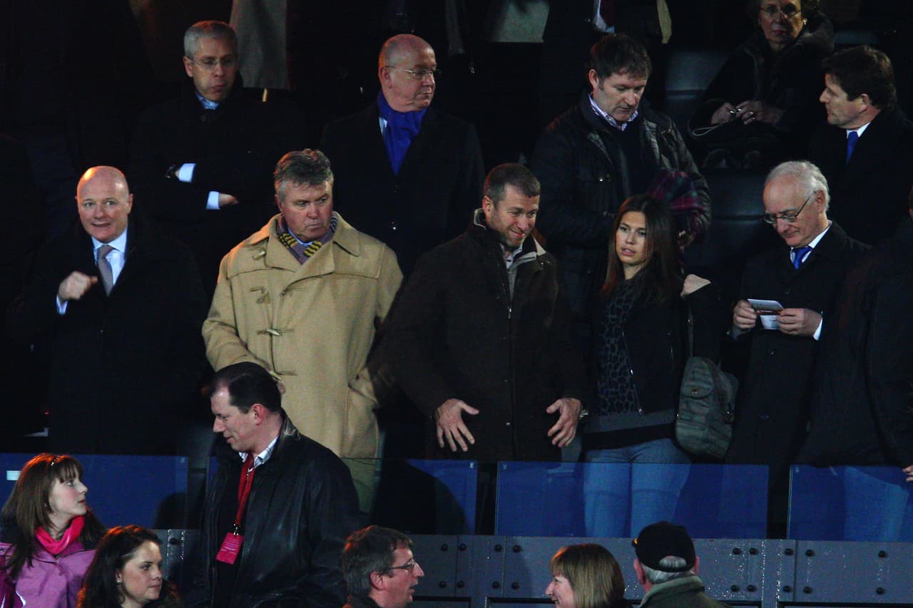 Abramovich poco a poco fue llevándola a los palcos de lujo para ver al Chelsea, su equipo de fútbol. Aquí ambos aparecen junto al entrenador holandés Guus Hiddink.