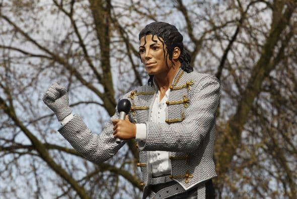 Ya sea como homenaje y simple publicidad, les presentamos esta estatua en honor a Michael Jackson. ¿Viajarán a Inglaterra para conocerla?