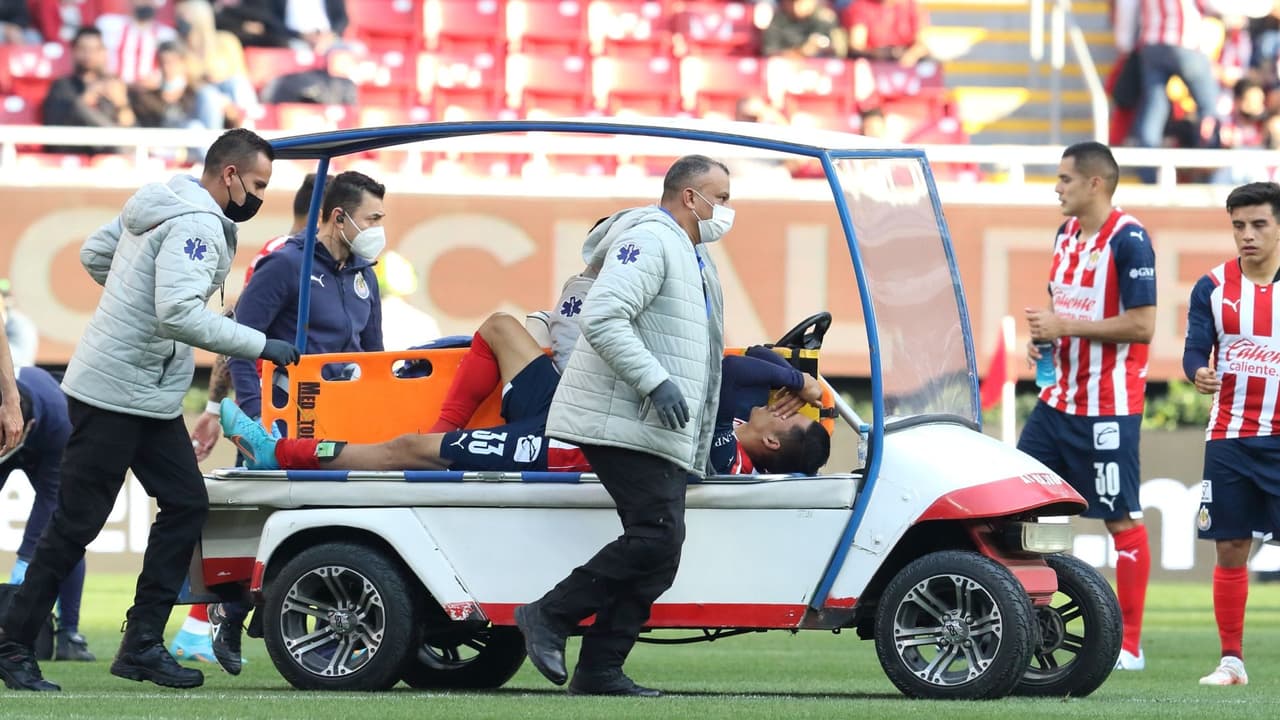 Chivas pierde a Carlos Cisneros por lesión