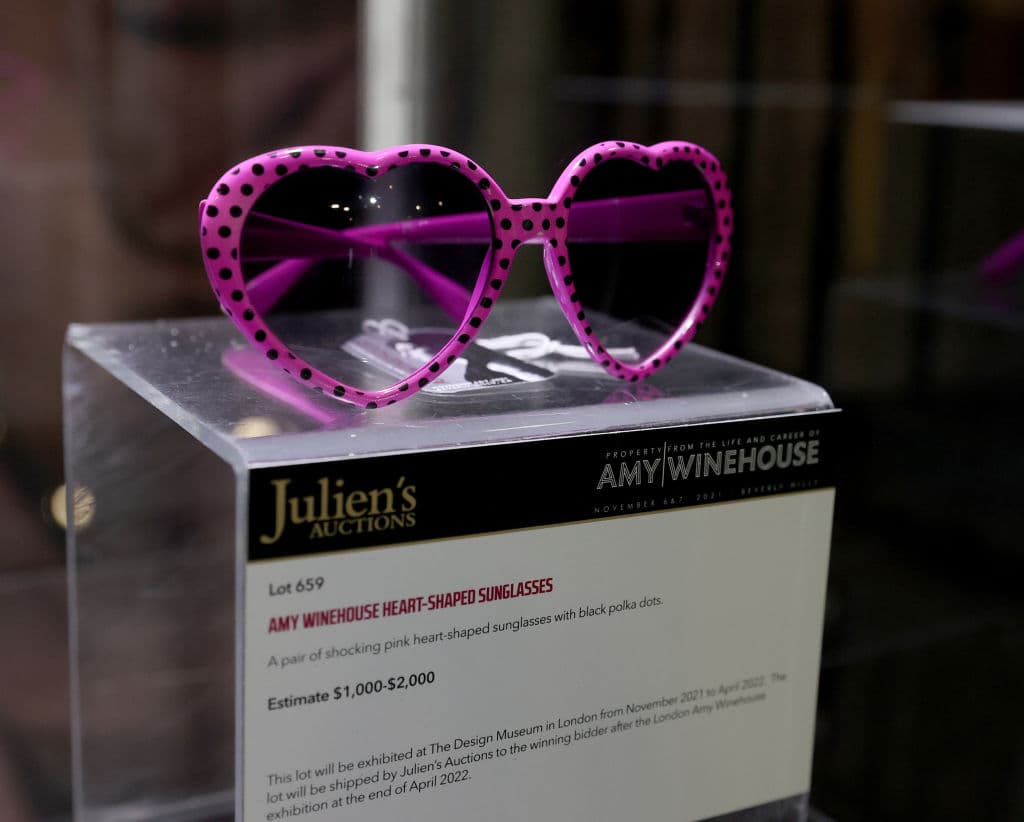 La subasta recaudó $4 millones de dólares durante el fin de semana, dijo Julien’s Auctions el domingo.