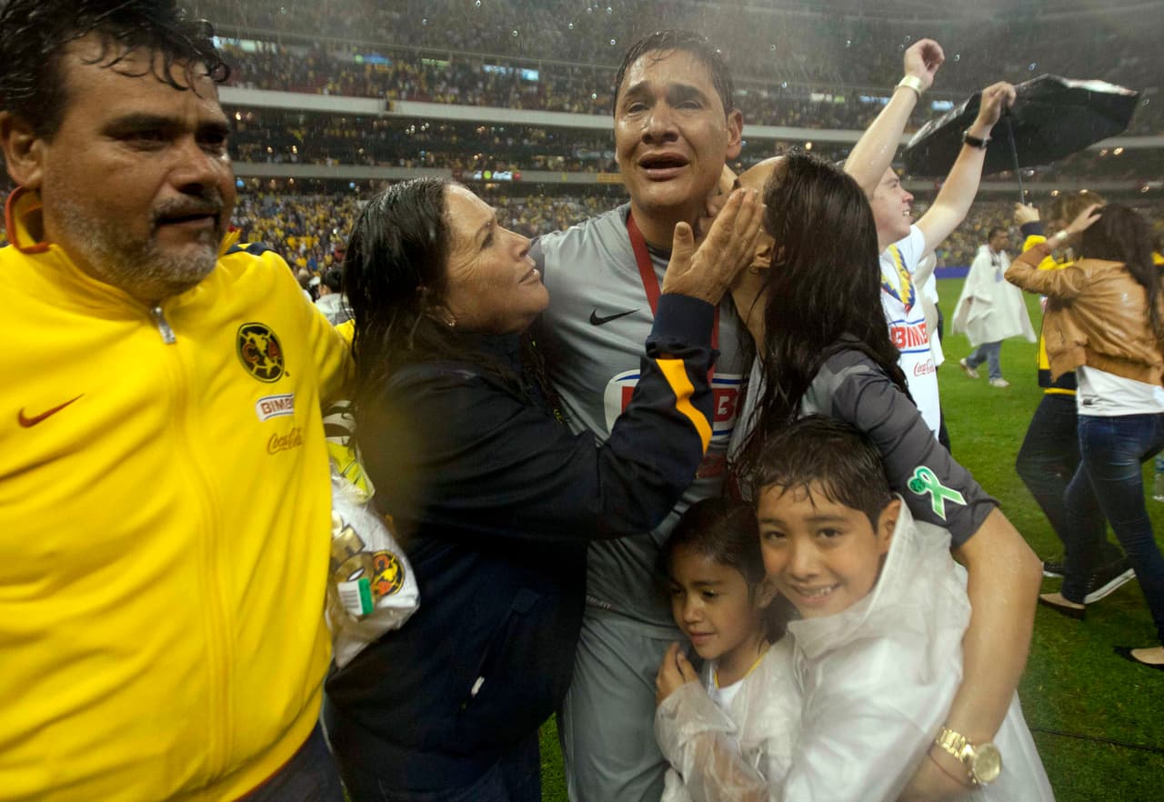 Moisés Muñoz disfruto de la miel de la victoria, es el hombre del encuentro, es el portero que anotó un gol en una final y puso su nombre en la historia del equipo que ama desde que era pequeño.