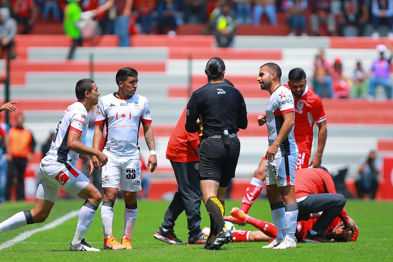 Una artera falta del paraguayo Víctor Velázquez a los 16 minutos dejó con 10 futbolistas a Lobos BUAP pues se fue el guaraní por roja directa.
