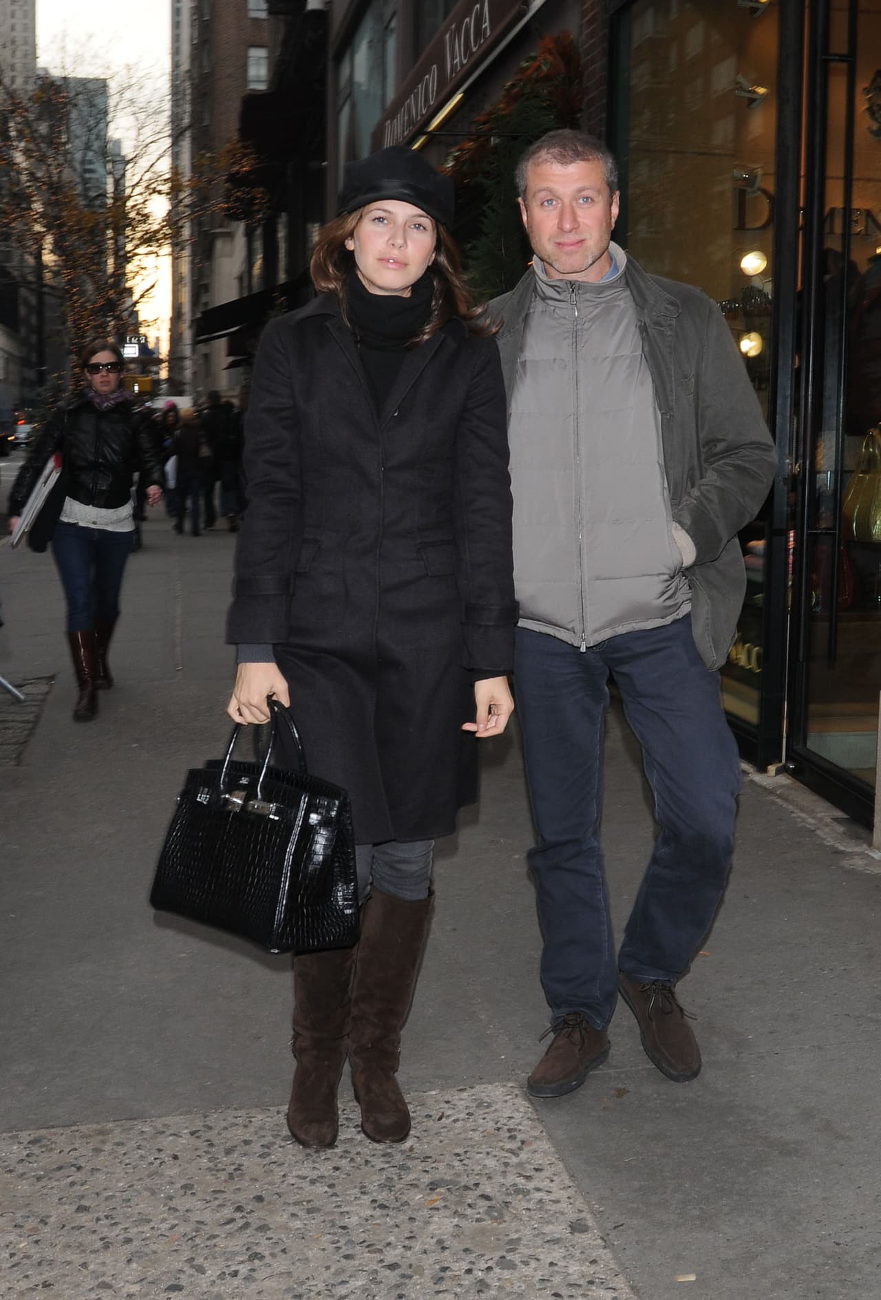 Dasha a su vez intentó hacer que su marido se interesara por invertir en revistas y desfiles de moda. Y Abramovich invirtió fuerte en los placeres de su esposa.