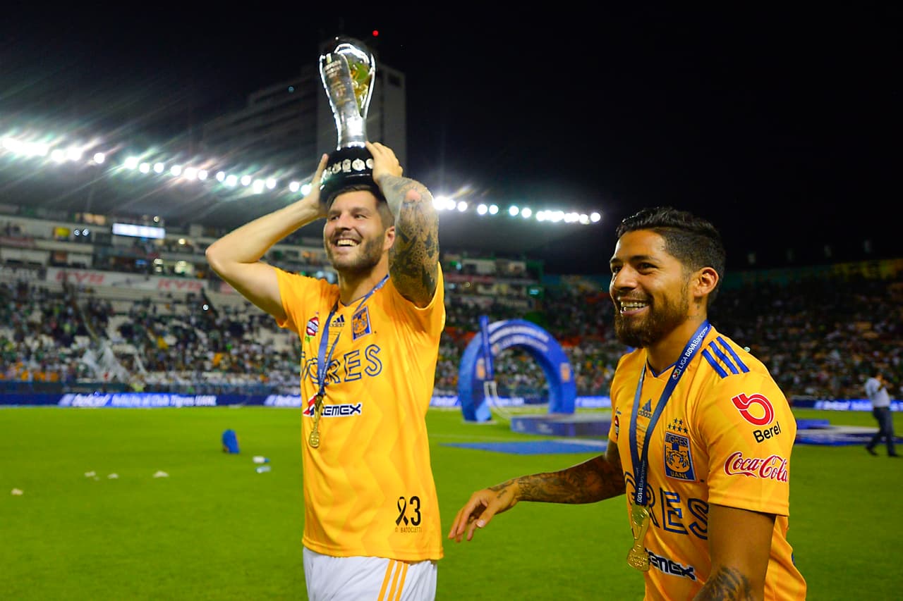 ¡Tigres se proclama Campeón del fútbol mexicano! Los felinos regiomontanos cosecharon su séptimo título de la Liga MX y se cuelan, aunque muchos se sigan negando a aceptarlo, entre los grandes del balompié azteca. Luego de superar en una Final de un solo gol a los Esmeraldas del León, así se dieron los festejos de los Tigres en patio ajeno, imágenes para el recuerdo y que hay que darse un tiempo para echarles un ojo, sobre todo la fiel afición de los felinos regios.