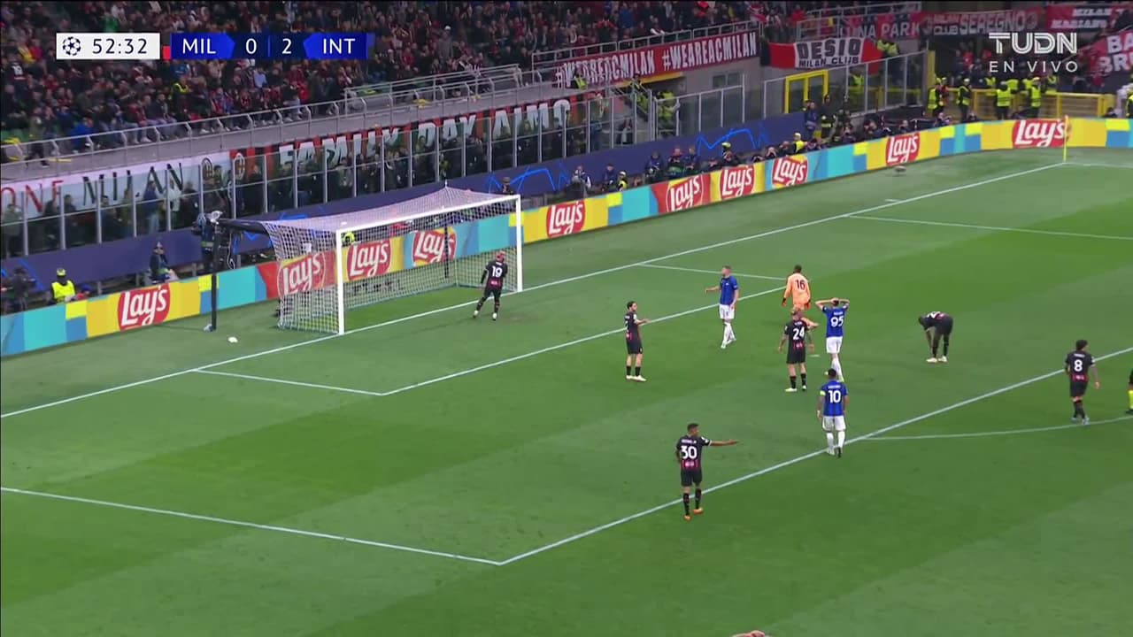 ¡TIRO ATAJADO! disparo por Edin Dzeko.