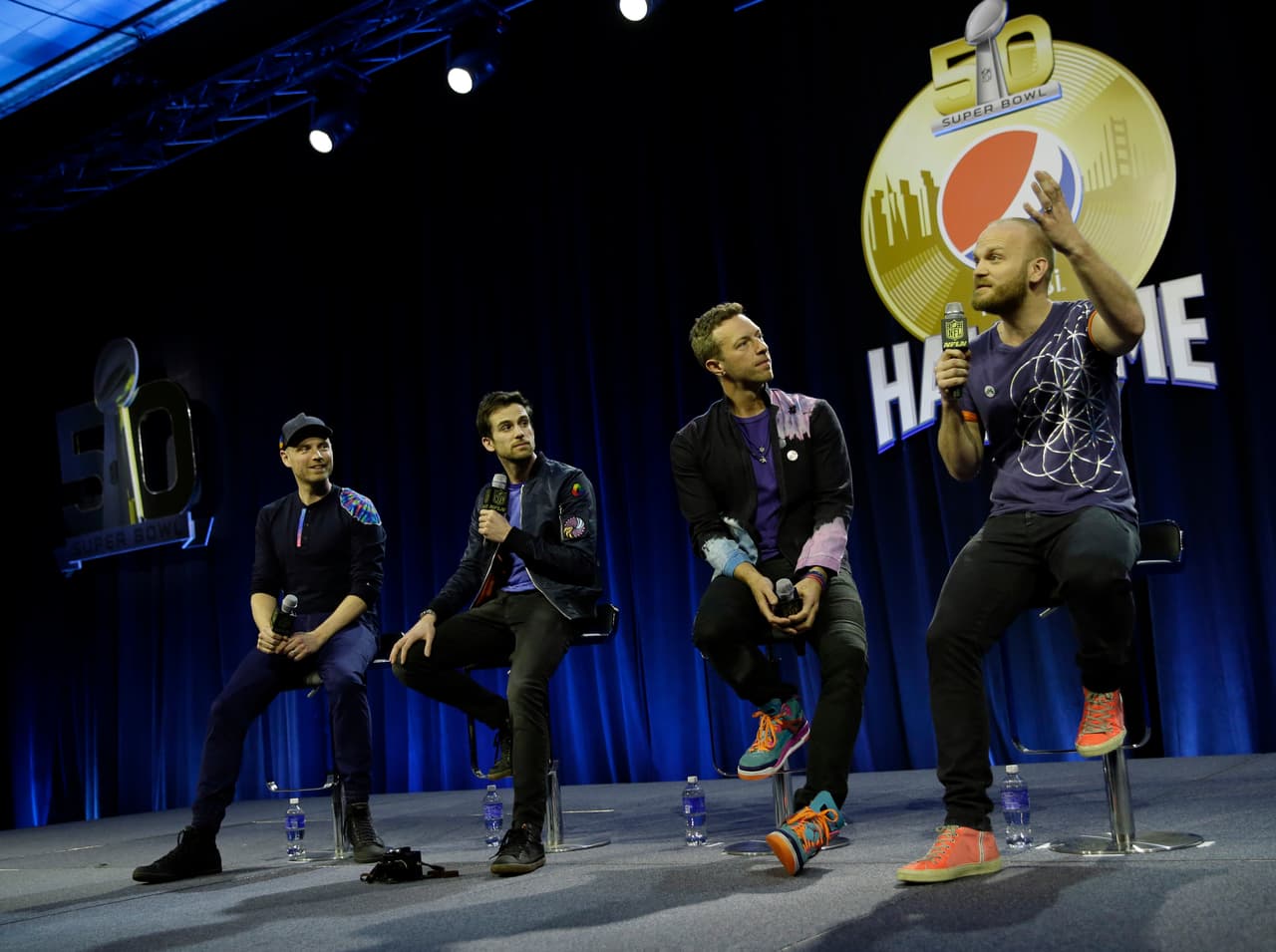 La banda británica, liderada por Chris Martin, hicieron su presentación en conferencia de prensa para dar algunos detalles de su presentación del medio tiempo del Super Bowl 50. Checa las imágenes.