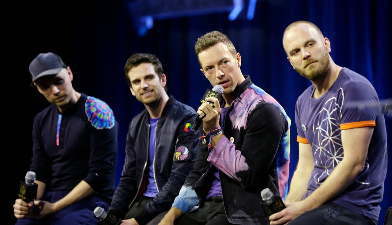 La banda británica, liderada por Chris Martin, hicieron su presentación en conferencia de prensa para dar algunos detalles de su presentación del medio tiempo del Super Bowl 50. Checa las imágenes.