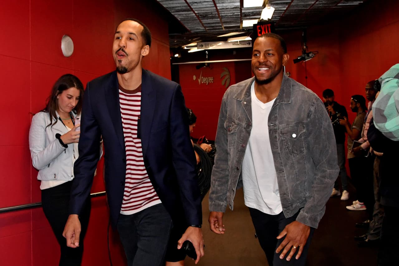Los aficionados de los Raptors le dieron un toque muy especial a la previa del Juego 2 de las Finales de la NBA dentro y fuera de la Scotiabank Arena. Y dentro del recinto, los jugadores tanto de Toronto como de Golden State afinaban detalles con los calentamientos para estar listos a la hora del Tip-Off.