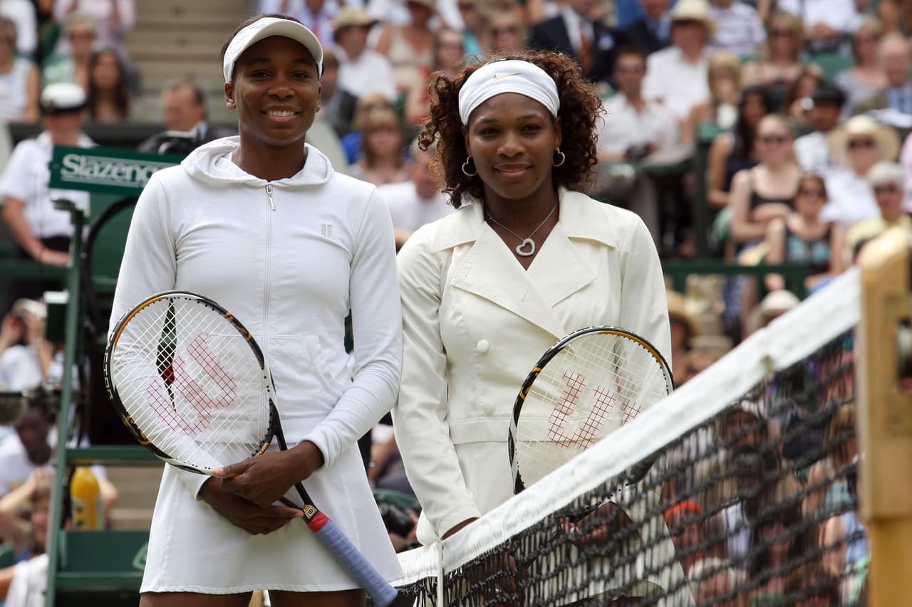 Un año desués, en una foto que parecía ya característica en las finales de Wimbledon, las hermanas disputarían hasta ahora su última final, en una carrera que comenzó en 2001.