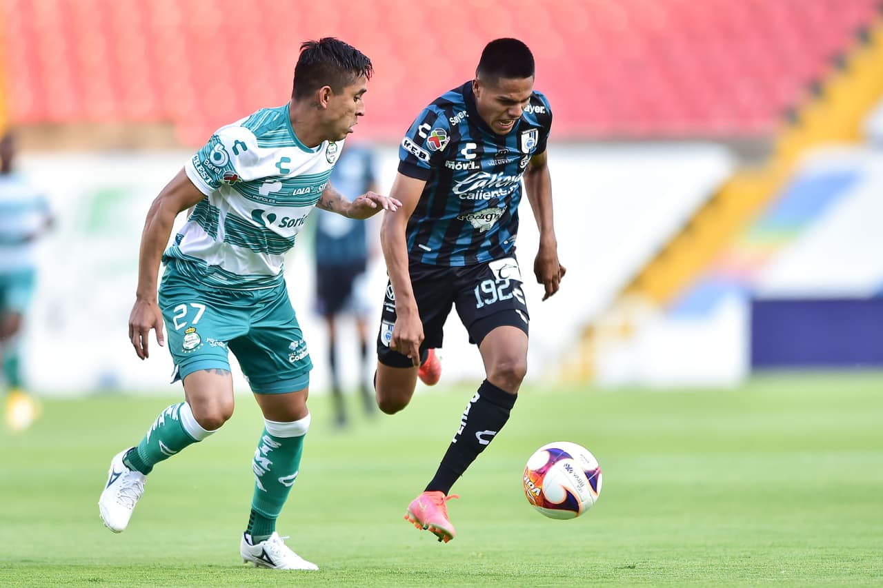 Querétaro consiguió un muy importante triunfo en sus aspiraciones de Liguilla, mientras que Santos sumó tres partidos sin ganar y comienza a perder posiciones en la tabla general del Guard1anes 2021.