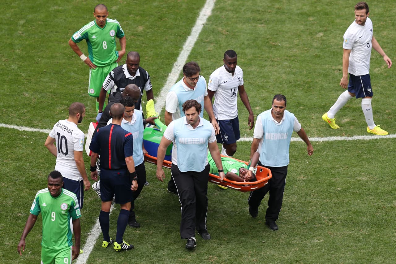 En medio de la preocupación de todos en cancha, Nigeria volvió a perder a un jugador por una lesión. Onazi, cuyo balonazo dejó por fuera a su compatriota, ahora se despedía de la gran cita.