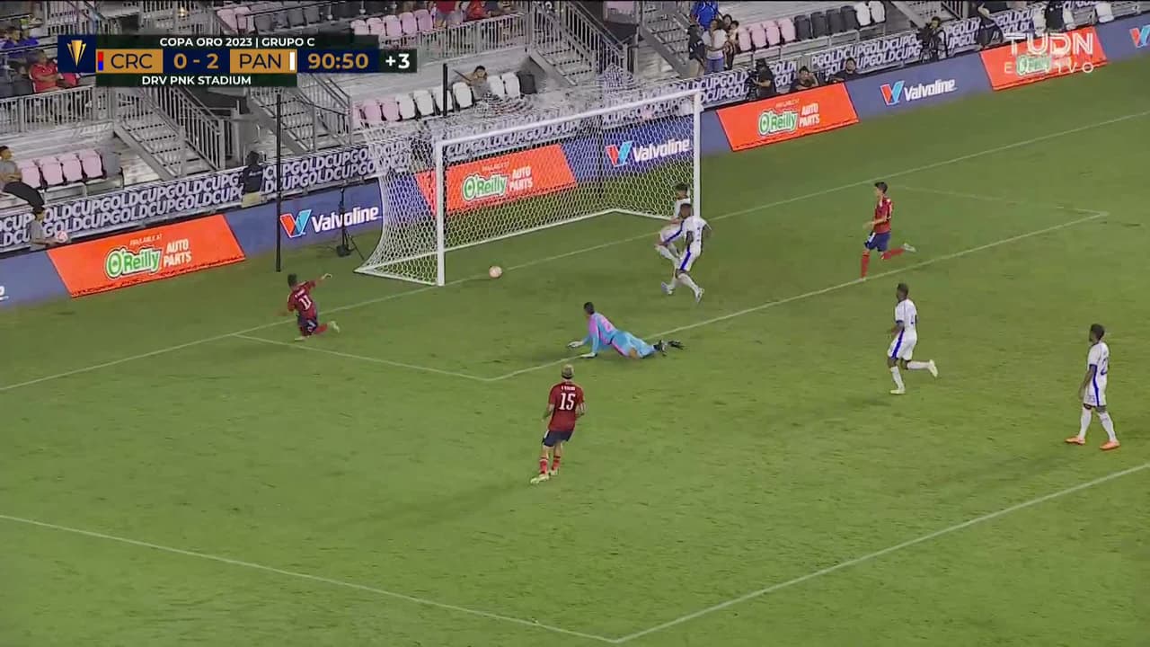 ¡GOL!  anota para Costa Rica. Aarón Suárez