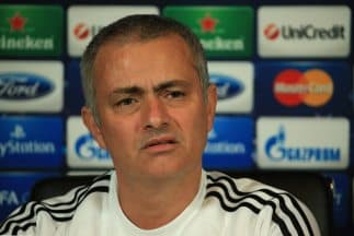 José Mourinho siempre da que hablar, a veces para bien, a veces para mal, pero el técnico portugés se las arregla para generar polémica o sonrisas como cuando le dio su uniforme a un traductor rumano.