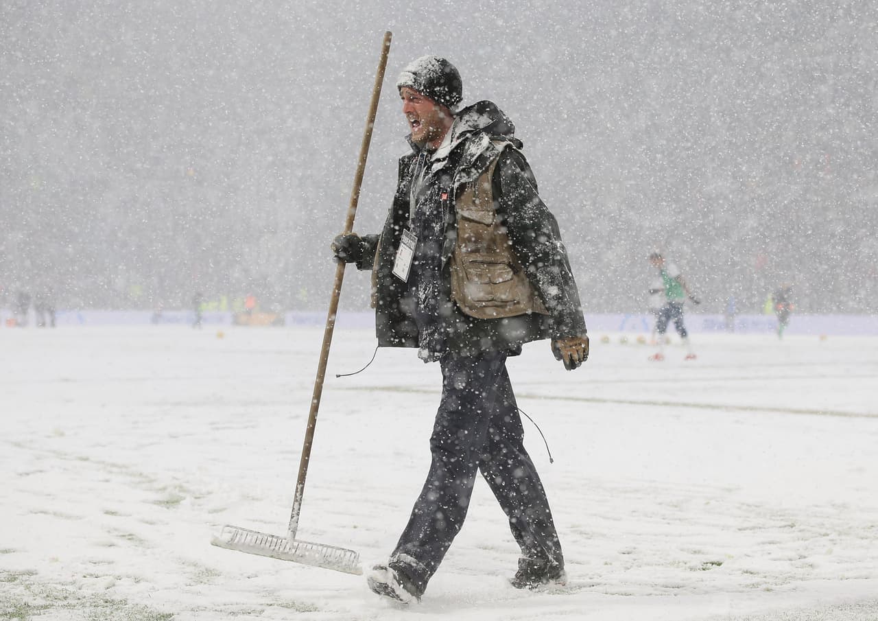 Juventus-Atalanta, en el Juventus Stadium de Turín por la fecha 26 de Serie A, fue aplazado por intensa nevada. El árbitro Maurizio Mariani lo decidió porque no se daban las condiciones necesarias.
