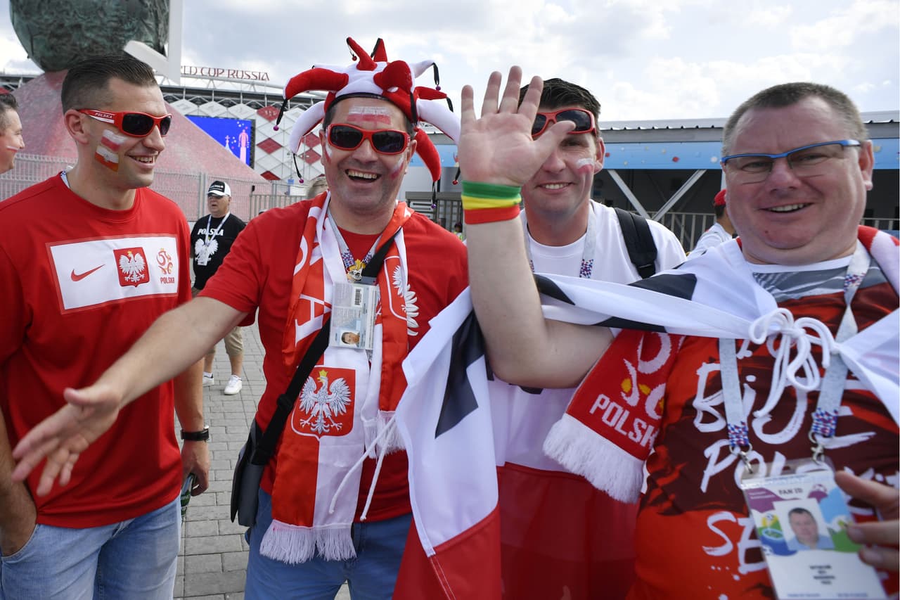 El colorido de los hinchas de Polonia y Senegal fue parte del paisaje en Moscú en medio del partido entre ambos seleccionados por el grupo H del Mundial de Rusia 2018.