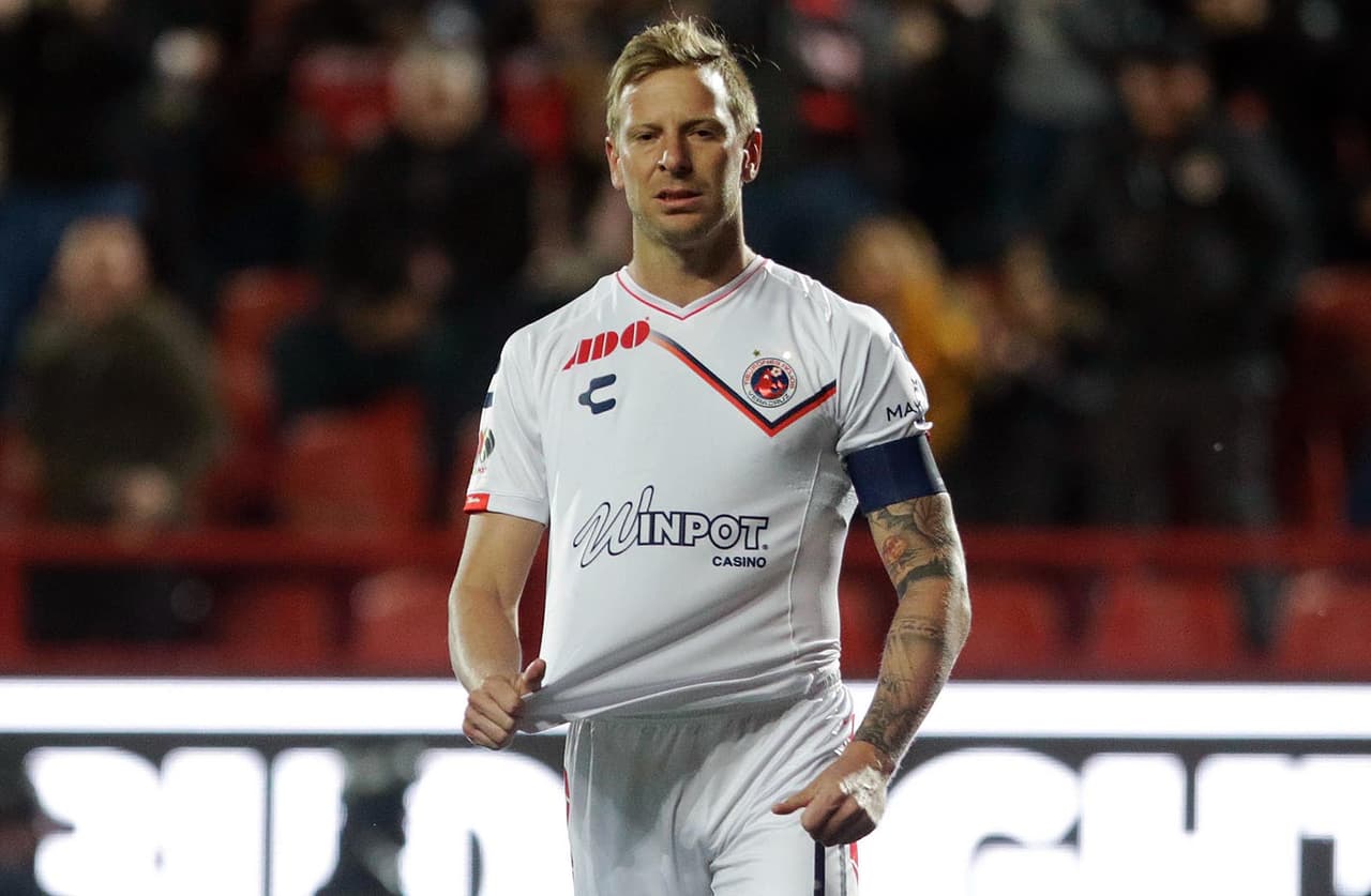 El argentino Cristian Menéndez pudo descontar para Veracruz, pero desperdició un penalti al minuto 23.