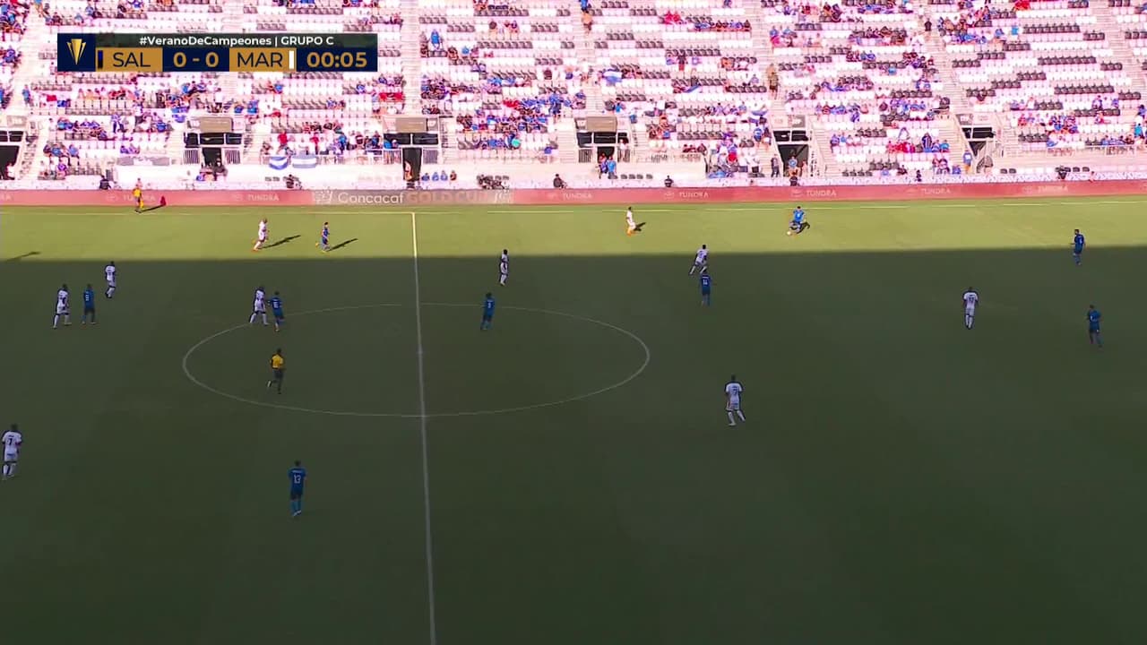 Arranca el partido y la pelota está en juego.
