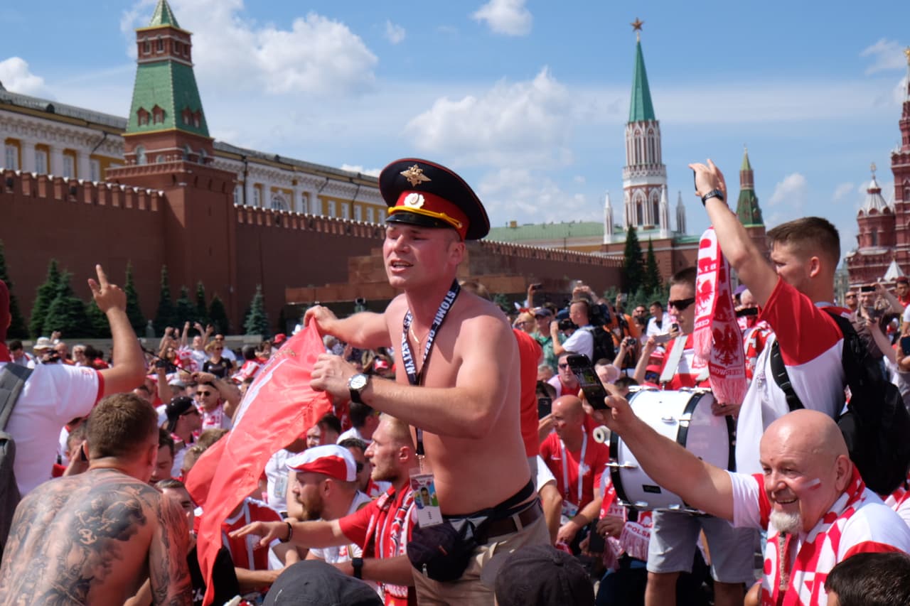 El colorido de los hinchas de Polonia y Senegal fue parte del paisaje en Moscú en medio del partido entre ambos seleccionados por el grupo H del Mundial de Rusia 2018.